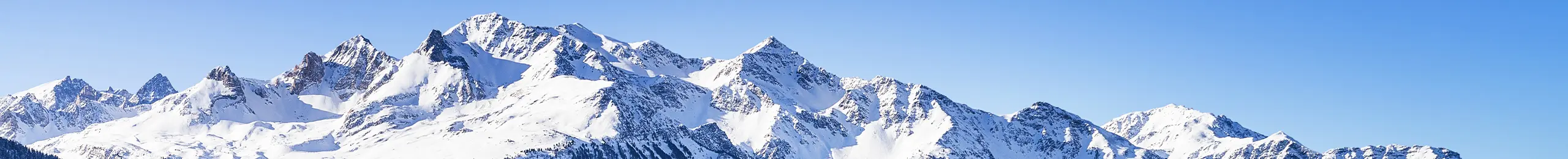 Paysage panoramique de montagnes enneigées