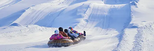 Groupe de personnes qui fait une activité de glisse