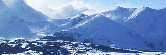 Paysage de montagnes sous la neige