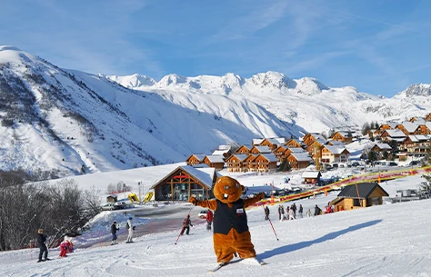 La mascotte aime aussi skier