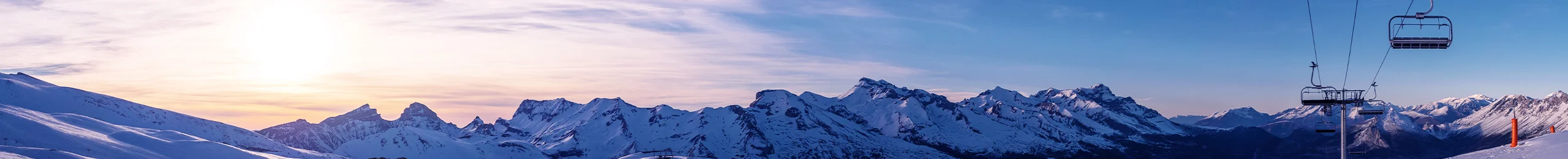Panorama de montagnes enneigées