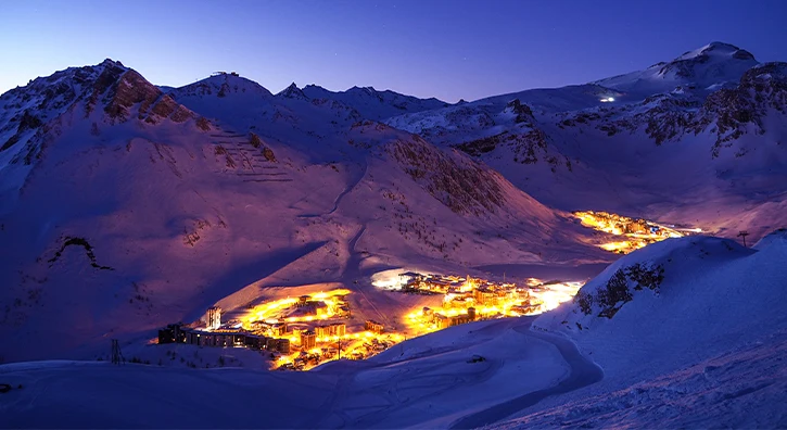 Vue aérienne que la station de ski éclairée dans la nuit