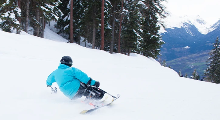 une personne qui dévale une piste de ski