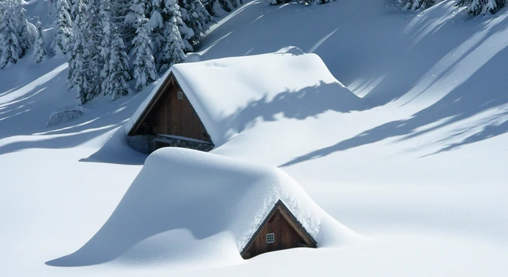 chalet enseveli dans la neige