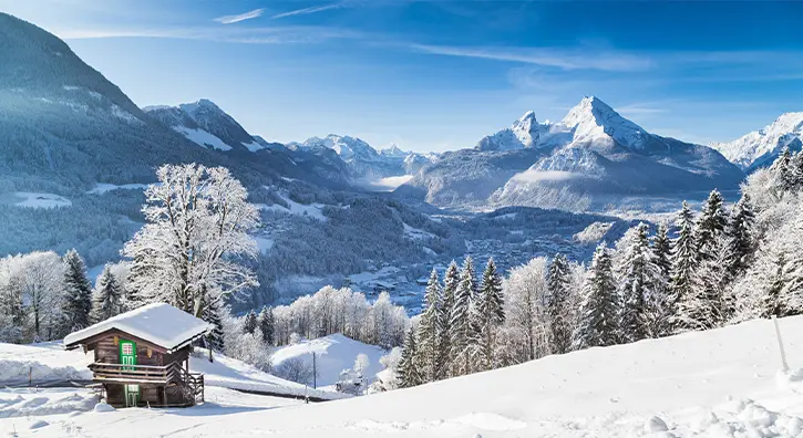 Vue panoramique sur une chaîne de montagnes enneigées