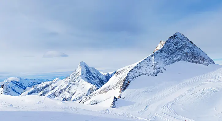 Des montagnes enneigées