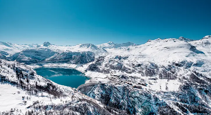 Vue sur un paysage montagneux et enneigé