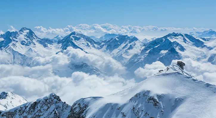 Vue sur les montagnes enneigées