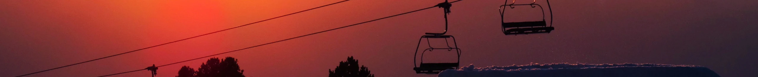 Remontées mécaniques lors d'un coucher de soleil