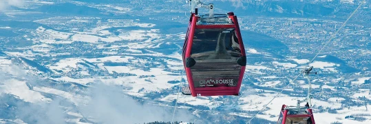 Remontées mécaniques à travers les montagnes enneigeés