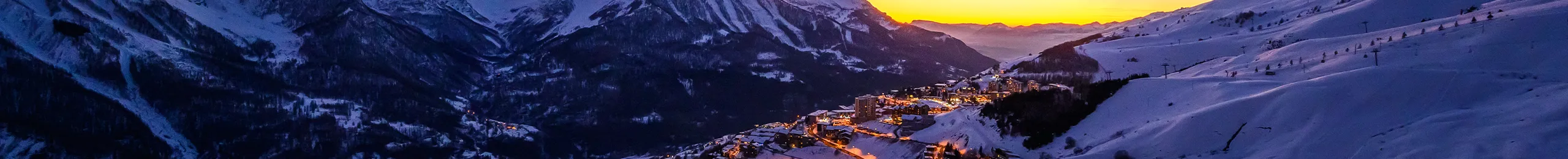Vue aérienne sur la station de ski lors d'un coucher de soleil