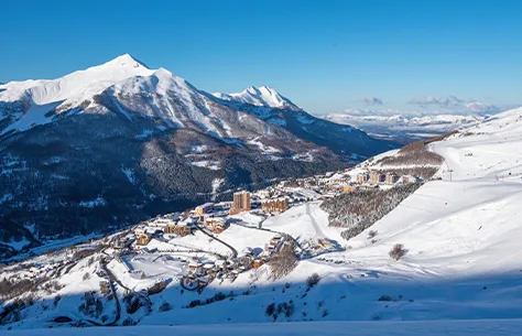 Vue aérienne sur la station de ski