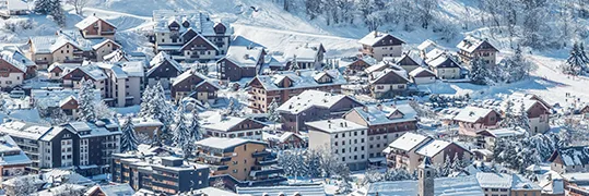 Vue sur le village enneigé