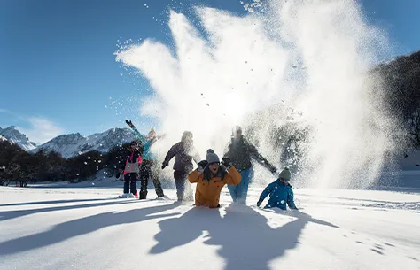 Des personnes qui s'amusent dans la neige