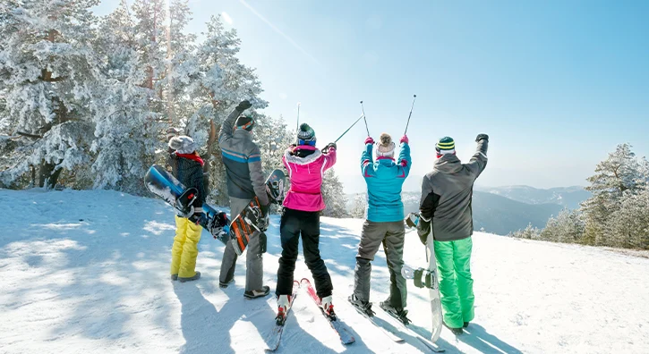 Personnes contentes d'être au ski