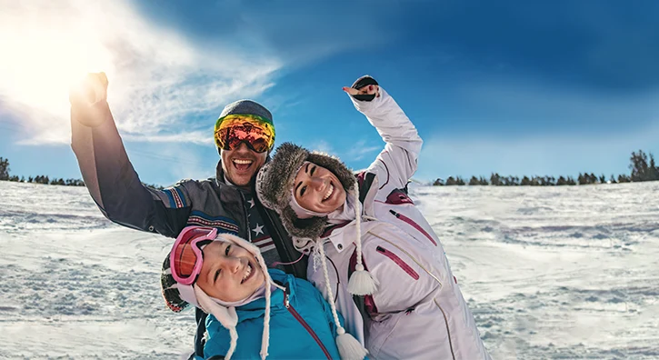 Une famille qui profite de ses vacances au ski