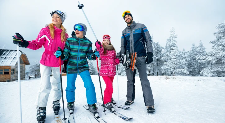 Famille qui profite du ski
