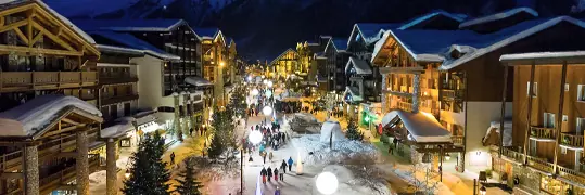 La station du Val d'Isère illuminée de nuit