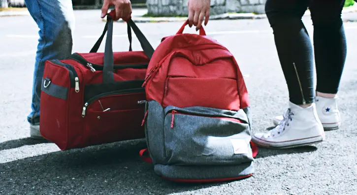 Des ados avec leur sac de voyage