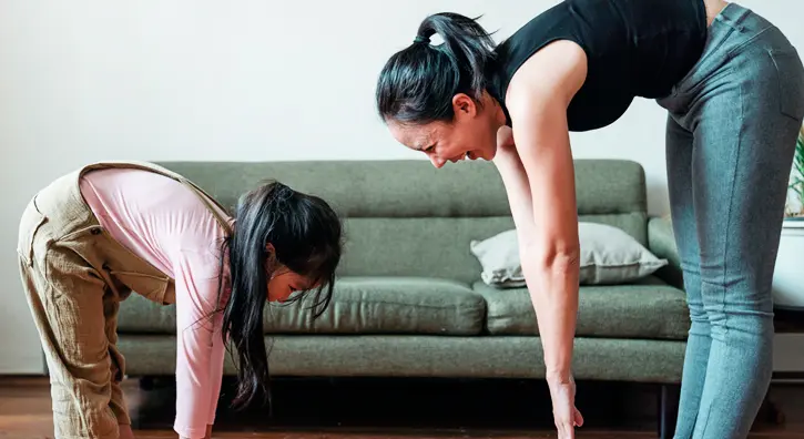 Une mère et sa fille font un entraînement physique