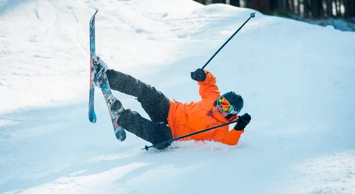 Un skieur qui fait une chute en ski