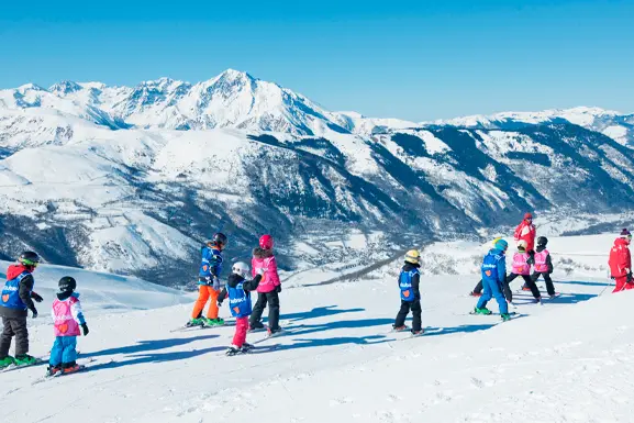 Des enfants qui apprennent à faire du ski