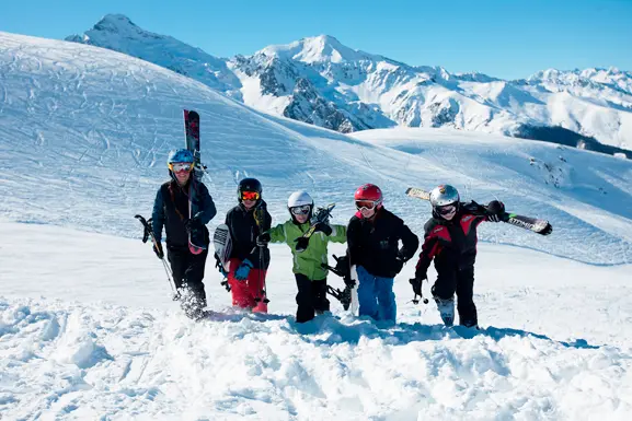 Un groupe de personne qui marchent dans la neige