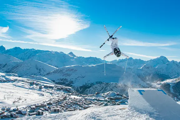 Une personne qui fait une figure en ski