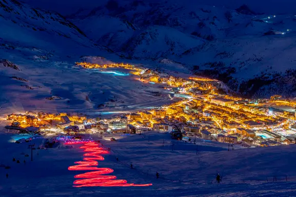 La station de ski illuminée dans la nuit