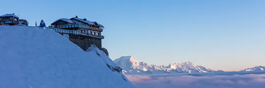 Logement donnant la vue sur les montagnes enneigées