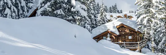 Chalet sous la neige