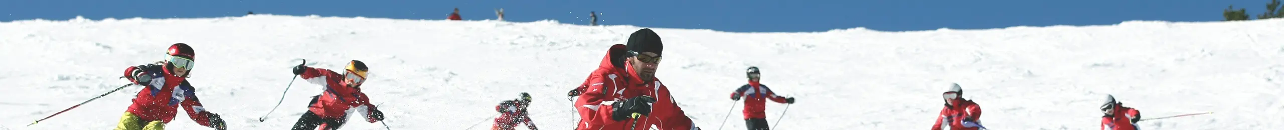 Une bande de skieurs qui dévale les pistes