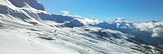 Les pentes des montagnes enneigées
