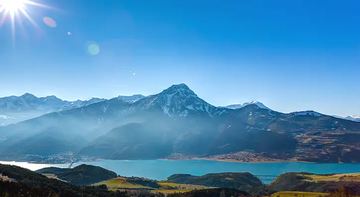 Vue sur les Alpes du Sud en été