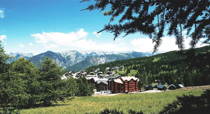 Vue sur les montagnes de Risoul en été