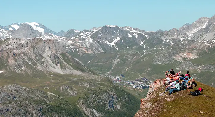 un groupe de personnes admire la vue des montagnes en été