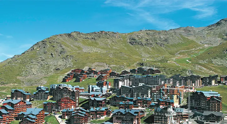 Vue sur Val Thorens en été