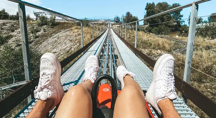 Point de vue à la première personne d'une descente en luge d'été