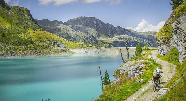 Personnes qui font du VTT dans un cadre unique