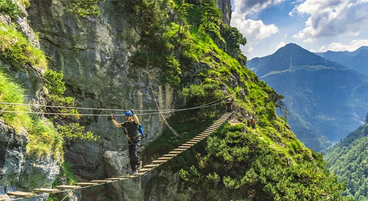Passage sur un pont de bois au dessus du vide