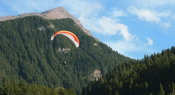 Parapente à travers les montagnes