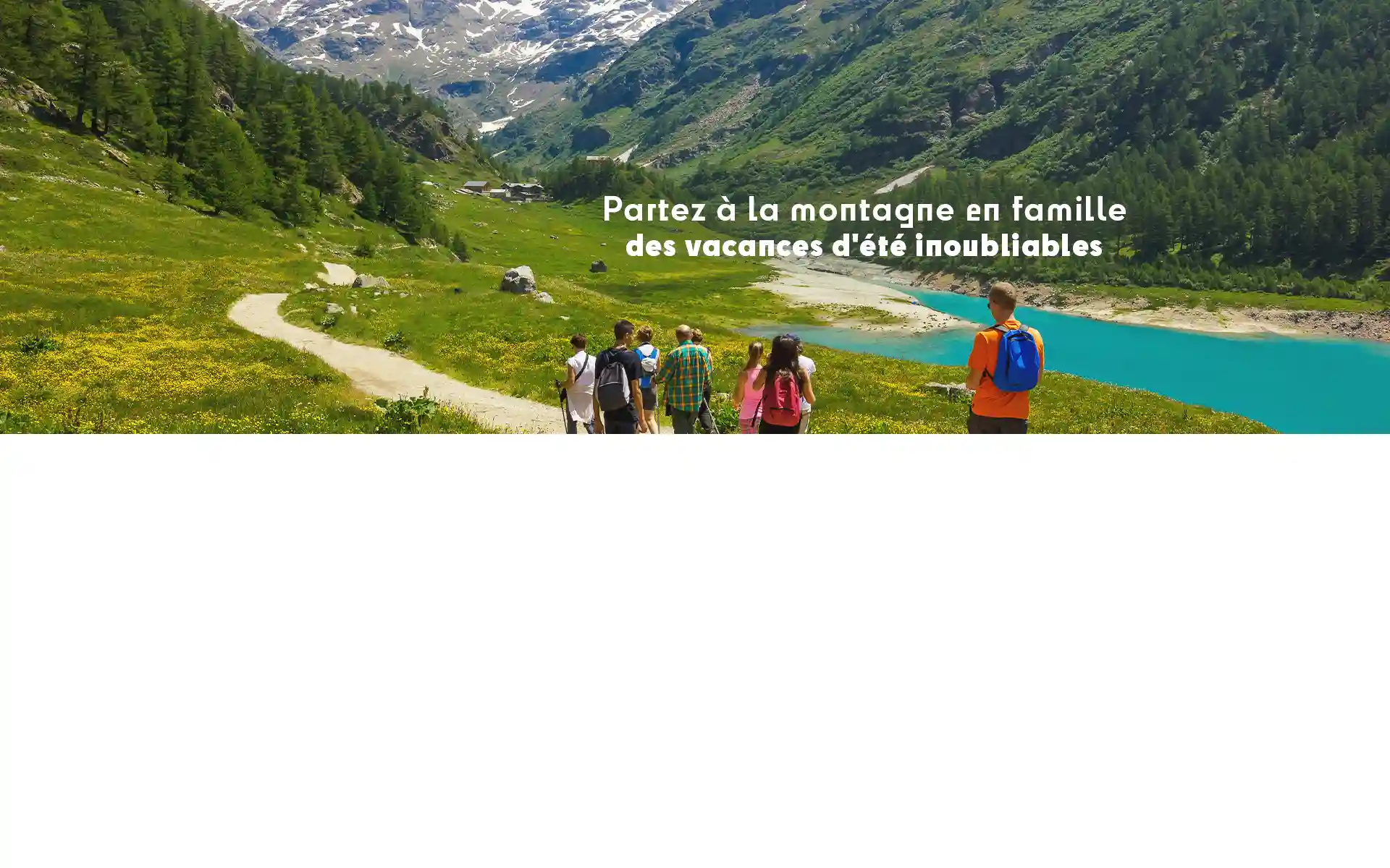 Sortie en famille à travers les montagnes en été