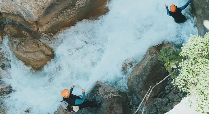 Deux personnes qui font du canyoning en Savoie