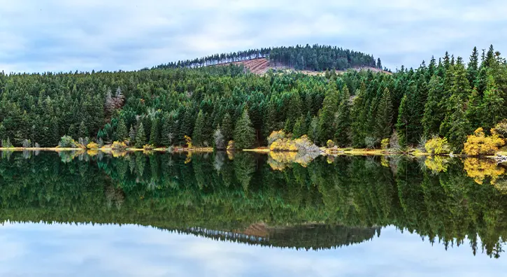 Vue sur le lac de Servières