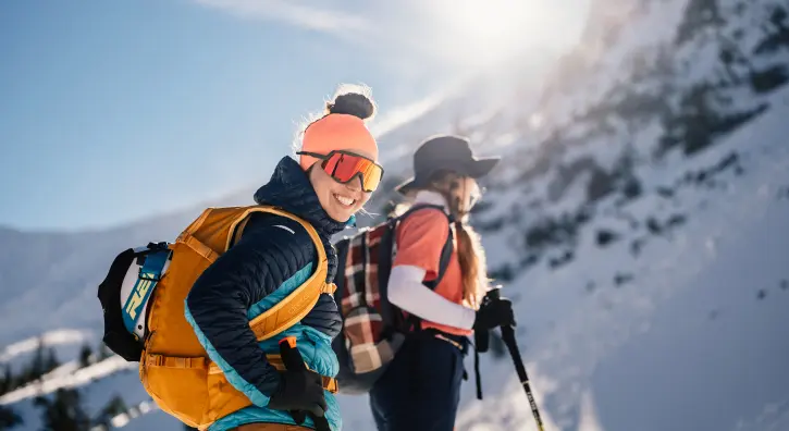 Deux personnes qui traverse les montagnes en ski