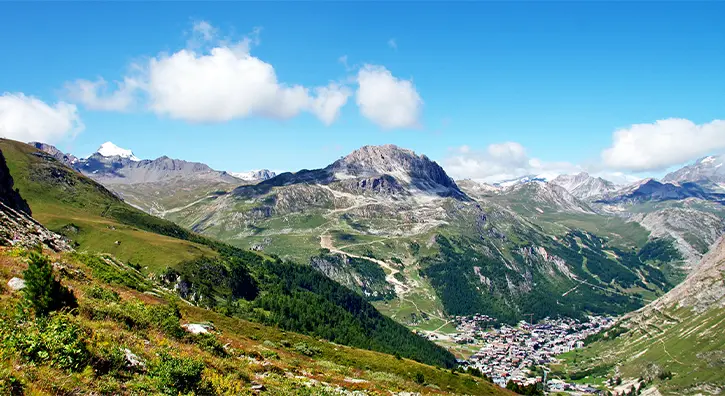 Vue sur les montagnes en été