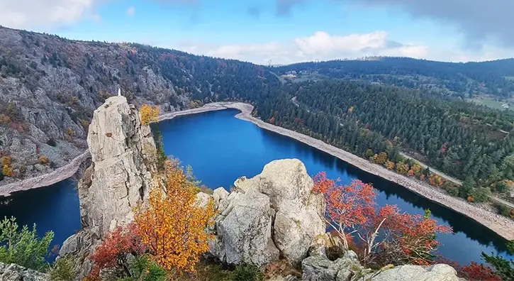 Vue aérienne sur le lac Blanc et sa flore environnante
