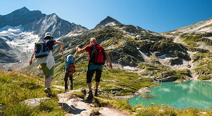 Couple qui fait de la randonnée avec son enfant