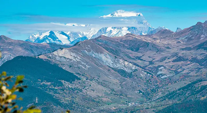 Vue sur le paysage montagneux du col de la Madeleine