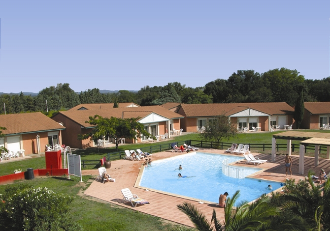 Chambre supérieure double 2 personnes + 1 bébé -3 ans - Club Hedena - Le Domaine du Somail - Sallèles d’Aude